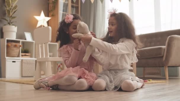 Filmagem Completa Duas Adoráveis Meninas Raça Mista Vestindo Roupas Bonitas — Vídeo de Stock