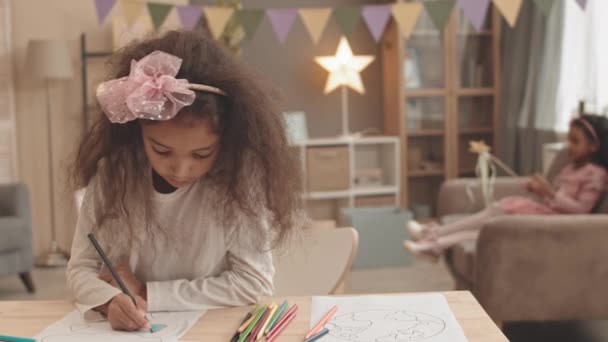 Peito Adorável Menina Raça Mista Sentado Mesa Casa Colorir Desenhar — Vídeo de Stock