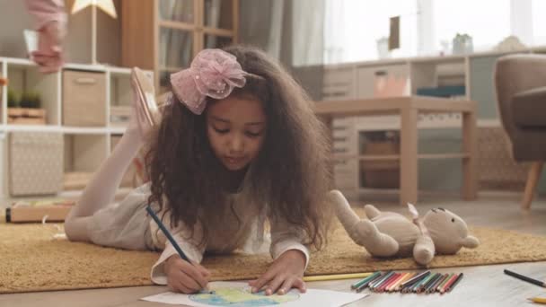 Μακρύ Πλάνο Του Σγουρά Μικτή Φυλή Μικρό Θηλυκό Παιδί Φορώντας — Αρχείο Βίντεο