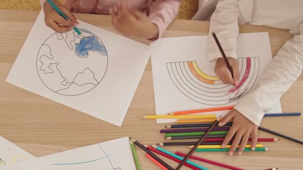 Вид Сверху Столешницу Цветными Карандашами Картинками Радуги Земли Раскрашенными Руками — стоковое видео