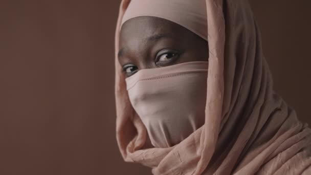 Close Covered Face Muslim African Woman Wearing Pink Hijab Standing — Stock Video