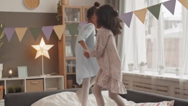 Birbirlerine Kenetlenmiş Iki Sevimli Melez Kız Elbise Giyiyor Ele Tutuşuyor — Stok video