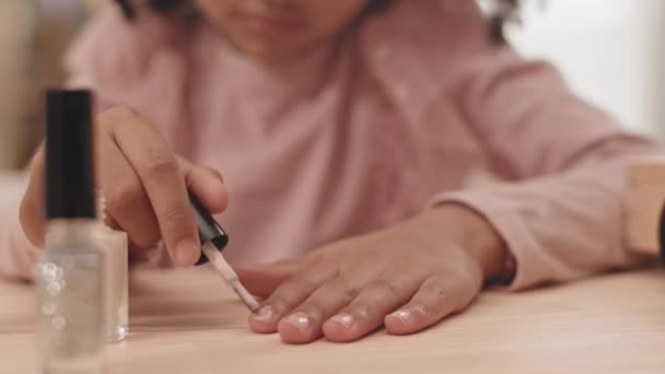 Steadicam Van Onherkenbare Bijgesneden Kind Spijkers Schilderen Met Transparante Polish — Stockvideo