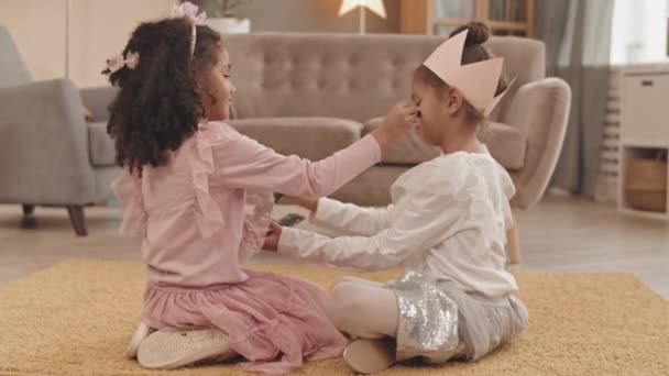 Sevimli Melez Kızın Evde Oturup Birbirlerine Fırçayla Makyaj Yaptığı Gülümseyip — Stok video