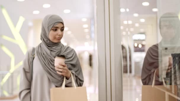 Encierro Una Joven Mestiza Vestida Gris Abaya Hijab Que Junto — Vídeo de stock