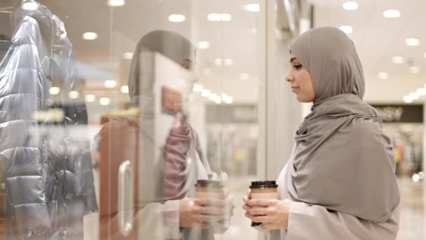 Închiderea Tinerei Femei Rasă Mixtă Purtând Abaya Gri Hijab Picioare — Videoclip de stoc