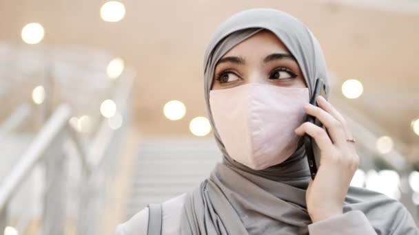 Close Jovem Muçulmana Vestindo Abaya Cinza Hijab Máscara Shopping Durante — Vídeo de Stock