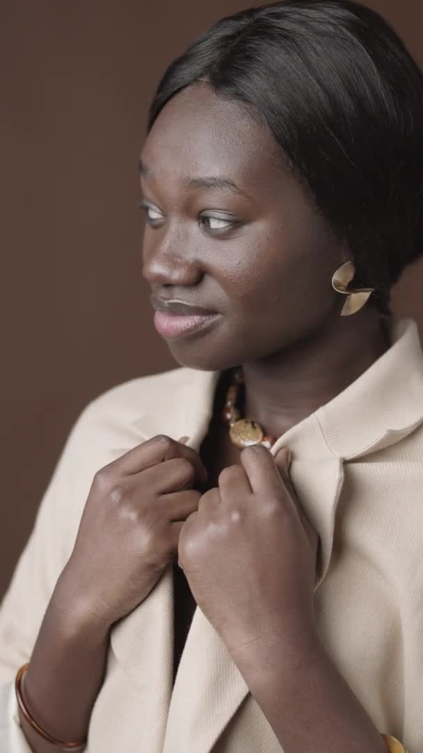 Vista Vertical Una Mujer Afroamericana Guapa Usando Ropa Elegante Joyas — Vídeos de Stock
