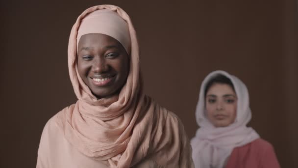 Medium Shot Young Muslim African American Woman Wearing Hijab Abaya — Stock Video