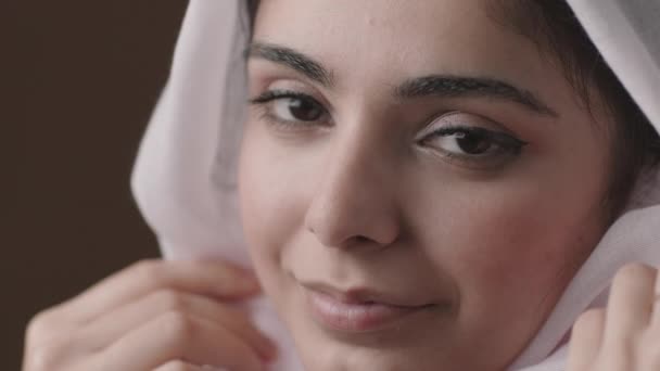 Macro Cara Joven Musulmana Sonriente Con Pañuelo Blanco Mirando Cámara — Vídeo de stock