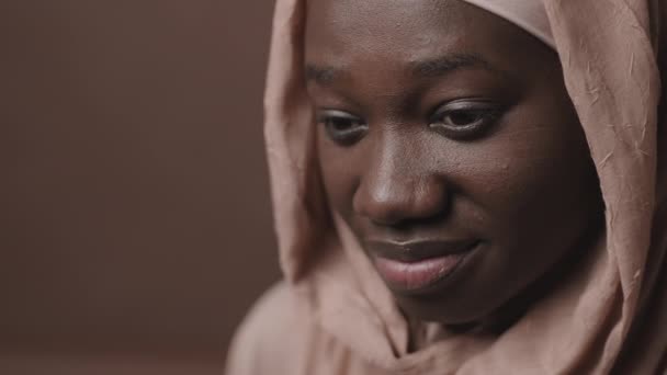 Nahaufnahme Des Gesichts Einer Jungen Muslimischen Afrikanerin Mit Schönem Kopftuch — Stockvideo