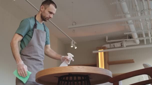 Kafedeki Ahşap Masayı Sprey Bez Kullanarak Temizleyen Orta Yaşlı Beyaz — Stok video