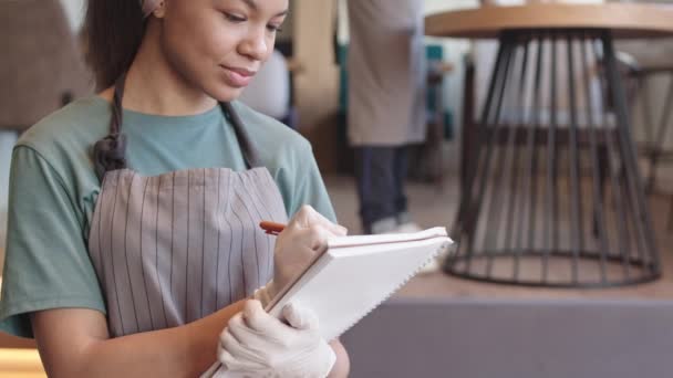 Inclinado Hacia Arriba Joven Mujer Raza Mixta Con Uniforme Guantes — Vídeos de Stock