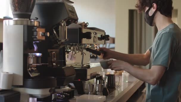 Bloqueo Barista Masculino Joven Que Usa Camiseta Máscara Que Hace — Vídeos de Stock