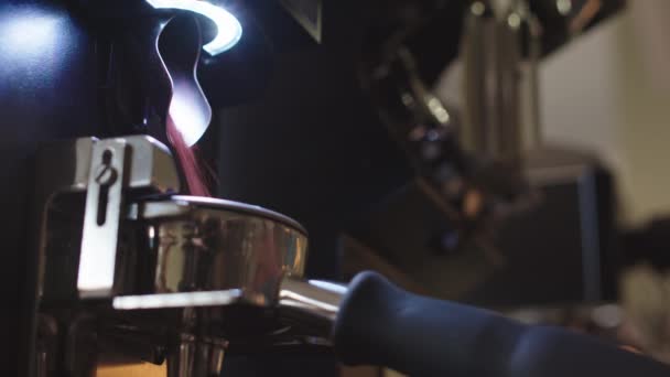 Närbild Nymalet Kaffe Vid Automatisk Kaffemaskin Baren — Stockvideo