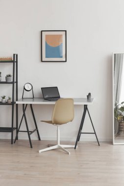 Modern apartmandaki asgari iş yerinin dikey arka planı soyut sanatla dekore edilmiş, kopyalama alanı