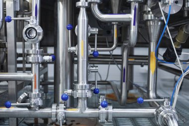 Endüstriyel fabrika atölyesindeki çelik boru hattı sisteminin grafiksel arkaplan resmi, boşluğu kopyala