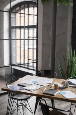 Ofisteki iş toplantısından sonra dökümanların dağıtıldığı tahta masanın dikey arkaplan resmi, boşluğu kopyala