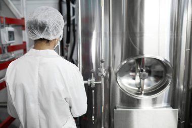 Kimya fabrikasında çalışırken koruyucu giysi giyen kadın işçilerin arka plan portresi, kopyalama alanı