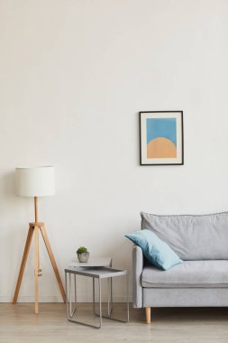 Minimum ev iç dekorasyonunun dikey arkaplan görüntüsü ve beyaz duvara karşı konforlu kanepe, soyut sanat, kopyalama alanı