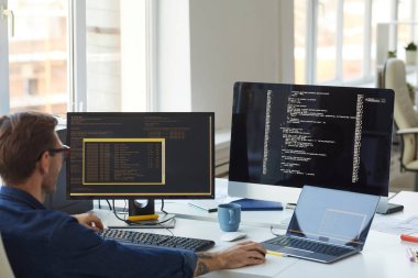 IT geliştiriciler ofisinde bilgisayar ekranında kod yazan erkek programcının arka plan portresi, boşluğu kopyala