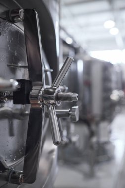 Endüstriyel atölyedeki çelik varildeki güvenli kapağın dikey yakın çekimi, boşluğu kopyala