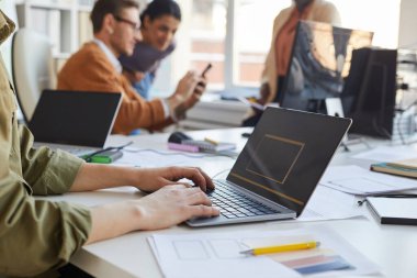 IT programcısının yazılım stüdyosunda çalışırken dizüstü bilgisayarda kod yazarken, klavyede yazan erkeklerin eline odaklandığı yan görüntü, boşluğu kopyala