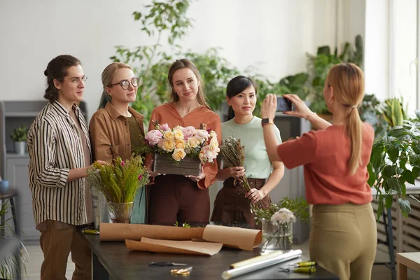 Mångsidig Grupp Unga Blomsterhandlare Blomsterhandlare Håller Blomsterkomposition Samtidigt Poserar För — Stockfoto