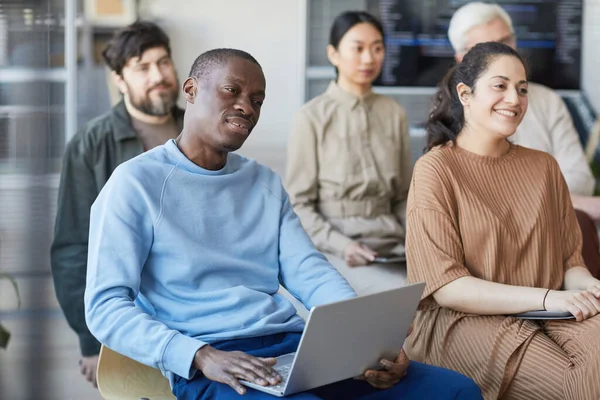 Diverso Grupo Empresarios Sentados Sillas Audiencia Escuchando Reunión Seminario Centran — Foto de Stock