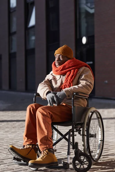 Vertikales Ganzkörperporträt Eines Afroamerikaners Rollstuhl Einer Vom Sonnenlicht Beleuchteten Stadt — Stockfoto