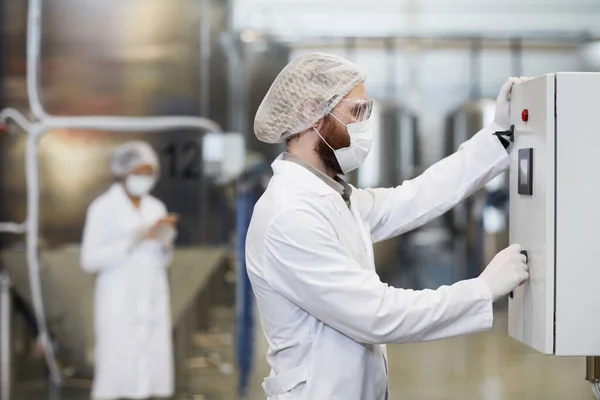 Zijaanzicht Portret Van Mannelijke Werknemer Bedieningsmachines Chemische Fabriek Tijdens Het — Stockfoto