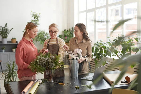 Retrato Cintura Hacia Arriba Tres Mujeres Jóvenes Que Organizan Composiciones — Foto de Stock