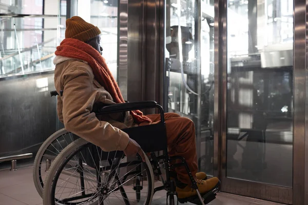 Ganztägiges Porträt Eines Afroamerikaners Rollstuhl Mit Barrierefreiem Aufzug Urbaner Stadtumgebung — Stockfoto