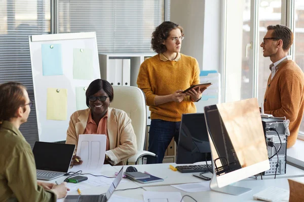 Retrato Del Diverso Equipo Desarrollo Que Colabora Proyecto Empresarial Mientras —  Fotos de Stock