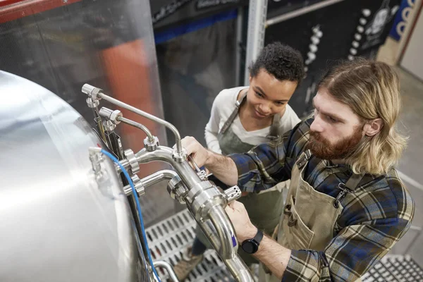 Vista Ángulo Alto Dos Trabajadores Jóvenes Que Operan Equipo Elaboración — Foto de Stock