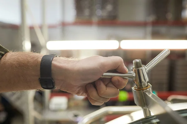 Close Van Harige Mannelijke Hand Openen Tanks Bij Brouwerij Ambachtelijke — Stockfoto