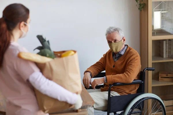 Portret Starszego Mężczyzny Wózku Inwalidzkim Masce Akceptującego Koncepcję Dostarczania Żywności — Zdjęcie stockowe
