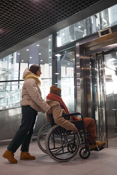 Vertikales Ganzkörperporträt Eines Afroamerikaners Rollstuhl Der Einen Barrierefreien Aufzug Benutzt — Stockfoto