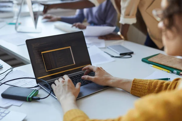 Close Jovem Escrevendo Código Usar Laptop Escritório Com Equipe Desenvolvedores — Fotografia de Stock