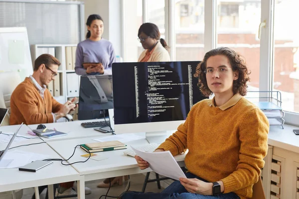 Portrait Young Developer Looking Camera While Posing Computer Code Screen — Stock Photo, Image