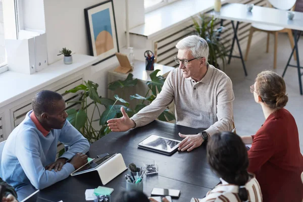 Retrato Alto Ángulo Del Hombre Negocios Senior Pelo Blanco Que — Foto de Stock