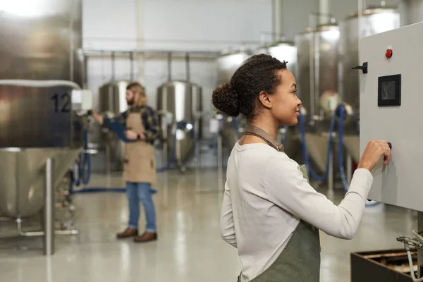 Zijaanzicht Portret Van Jonge Vrouwelijke Werknemer Werkende Machines Brouwerij Workshop — Stockfoto