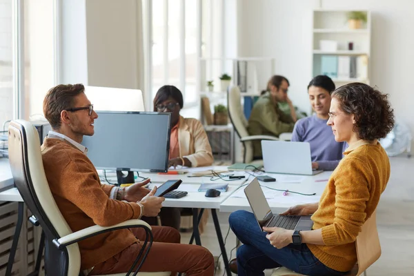 Side View Portrait Young Business Team Discussing Project While Working — Stock Photo, Image