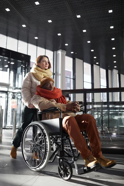 Vertikales Ganzkörperporträt Einer Jungen Frau Die Einem Afroamerikaner Rollstuhl Einer — Stockfoto