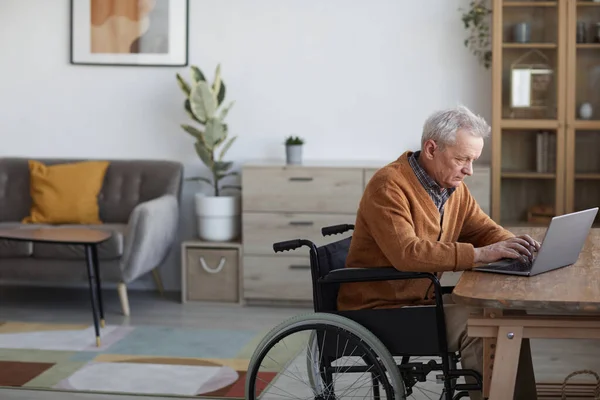 Ritratto Vista Laterale Uomo Anziano Sedia Rotelle Utilizzando Computer Portatile — Foto Stock