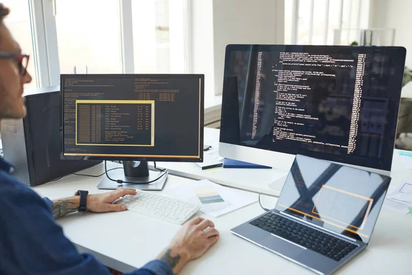 Visão Lateral Programador Masculino Escrevendo Código Usar Vários Computadores Escritório — Fotografia de Stock