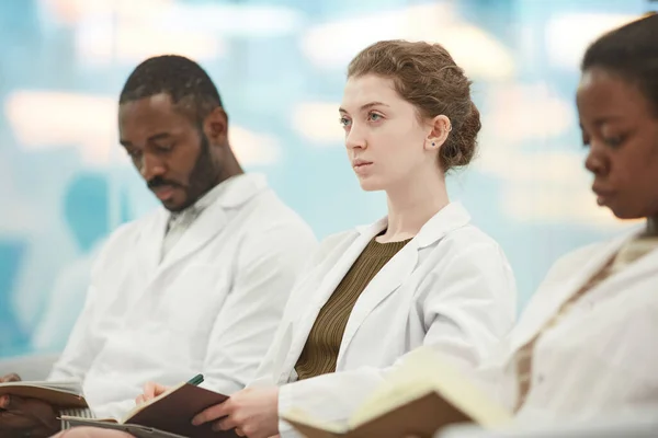 Portrait Une Jeune Femme Vêtue Blouse Laboratoire Assise Rangée Avec — Photo