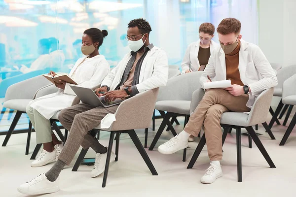 Side View Bij Multi Etnische Groep Mensen Met Maskers Labjassen — Stockfoto