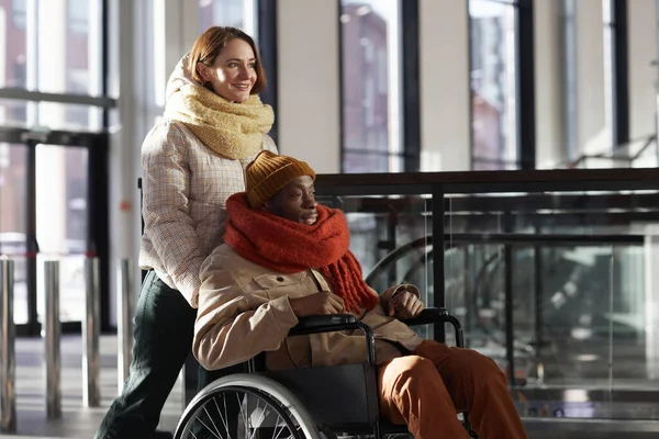 Seitenansicht Porträt Einer Jungen Frau Die Einem Afroamerikaner Rollstuhl Einer — Stockfoto