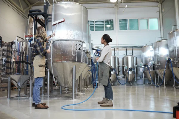 Breed Hoekzicht Twee Arbeiders Wasmachines Moderne Industriële Brouwerij Kopieerruimte — Stockfoto